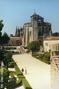 Masywna budowla Convento de Christo budzi respekt